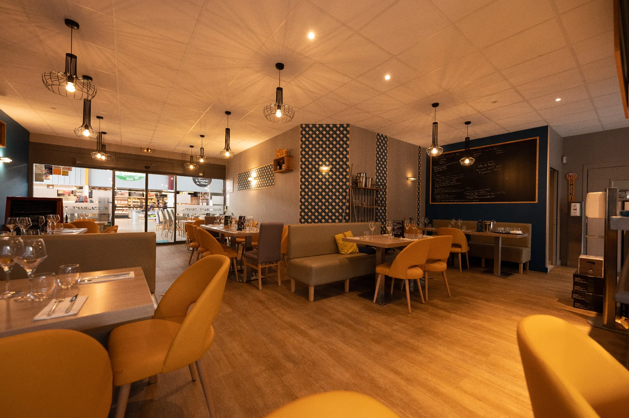 Salle du restaurant "Le plaisir en équilibre"