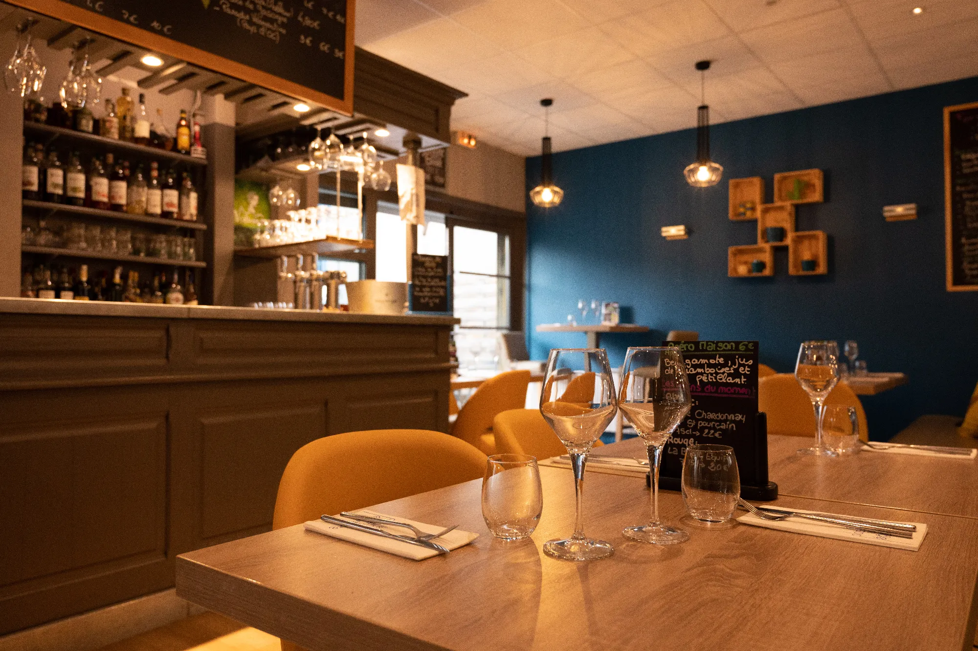 Salle du restaurant "Le plaisir en équilibre"